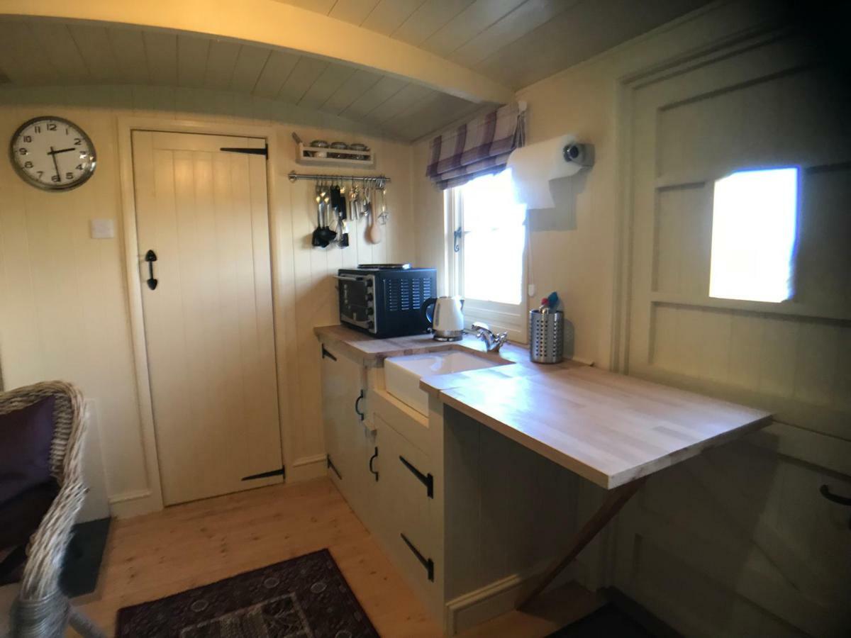 The Hawthorn Shepherds Hut Аймът Екстериор снимка